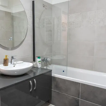 Downtown 2 Bedrooms Nearby Duna River Balcony-garage 10 Euro Per Day Budapest