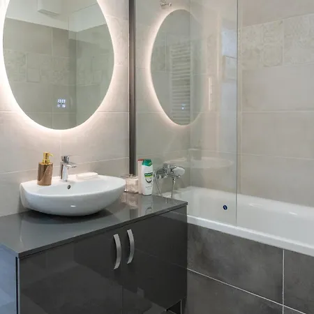 Downtown 2 Bedrooms Nearby Duna River Balcony-garage 10 Euro Per Day 아파트