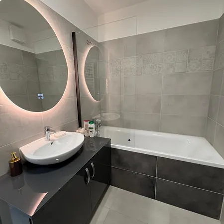 Downtown 2 Bedrooms Nearby Duna River Balcony-garage 10 Euro Per Day *