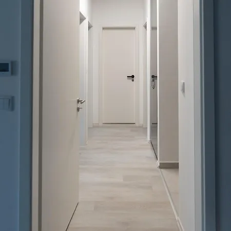 Downtown 2 Bedrooms Nearby Duna River Balcony-garage 10 Euro Per Day Lägenhet *