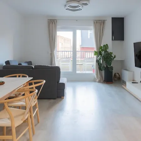 Downtown 2 Bedrooms Nearby Duna River Balcony-garage 10 Euro Per Day Lägenhet