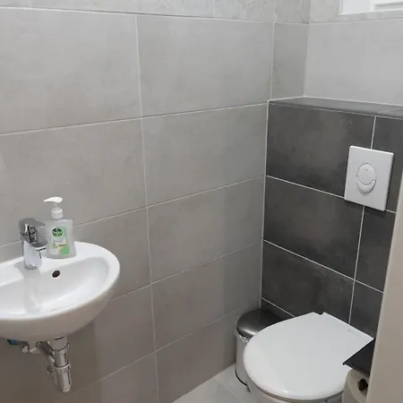 Downtown 2 Bedrooms Nearby Duna River Balcony-garage 10 Euro Per Day Lägenhet *
