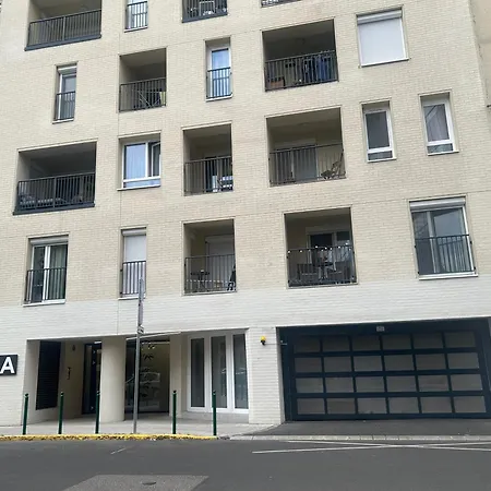 Downtown 2 Bedrooms Nearby Duna River Balcony-garage 10 Euro Per Day Lägenhet *
